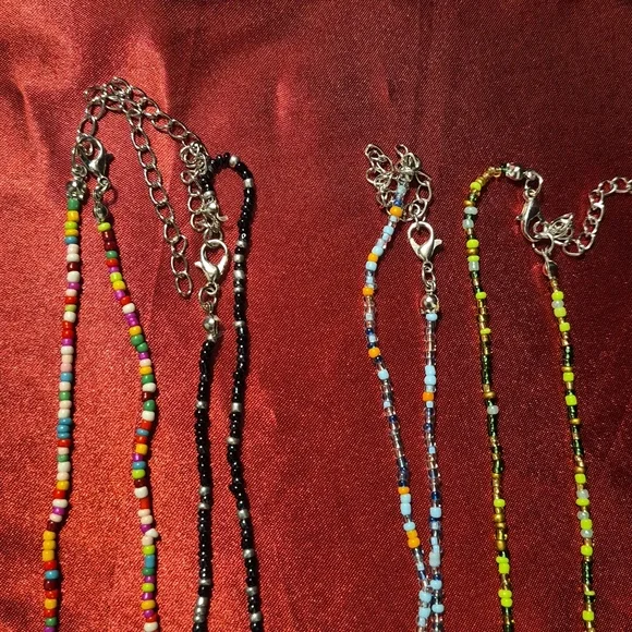 NWT ♥️ CATHOLIC NECKLACE ♥️ Glass Seed Beads on Silver Chain, w/Gold Virgin - Picture 3 of 4